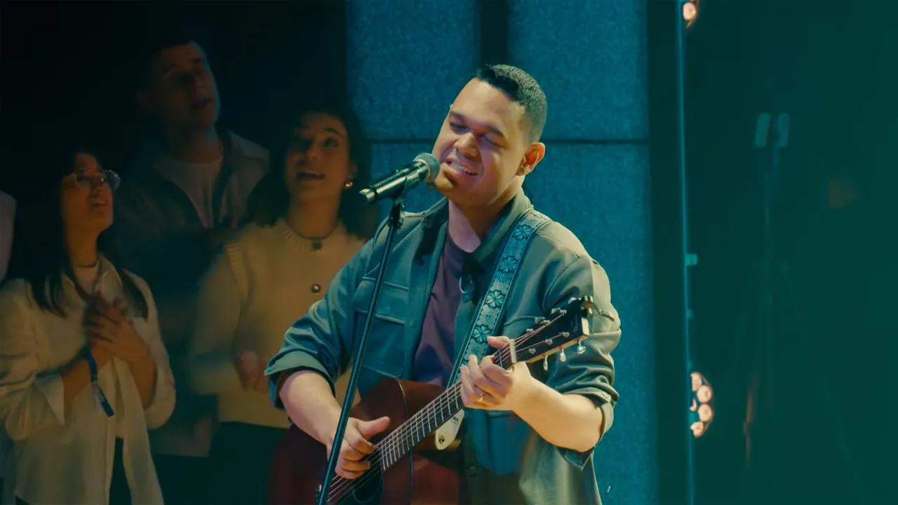 Emaús Music lança novas versões das canções "Não Há Deus Maior" e "Tu És Soberano"